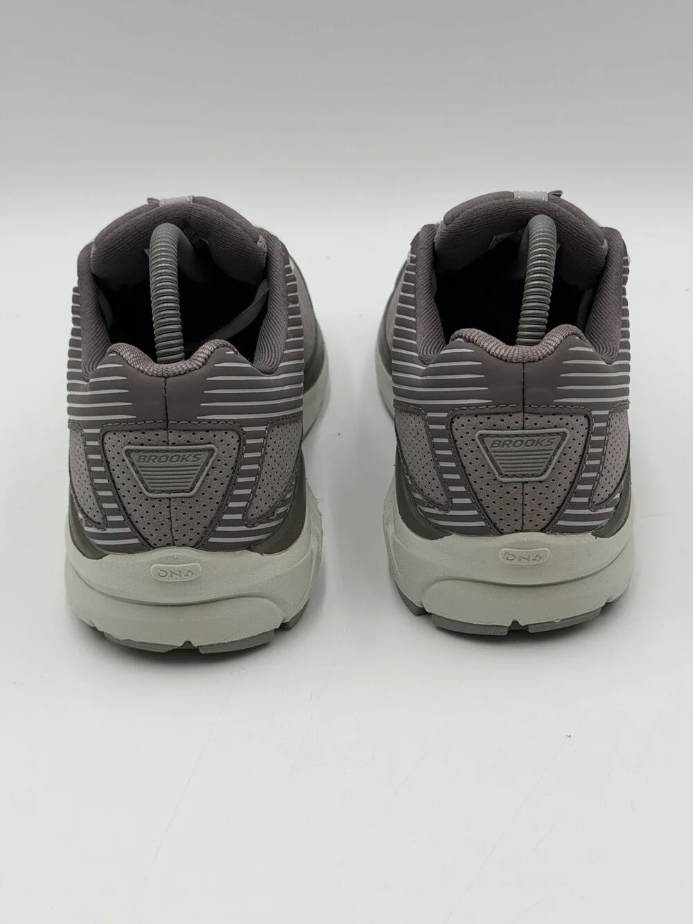 Brooks Addiction Walker Women’s 8.5D US Wide Shoes Sneakers Gray